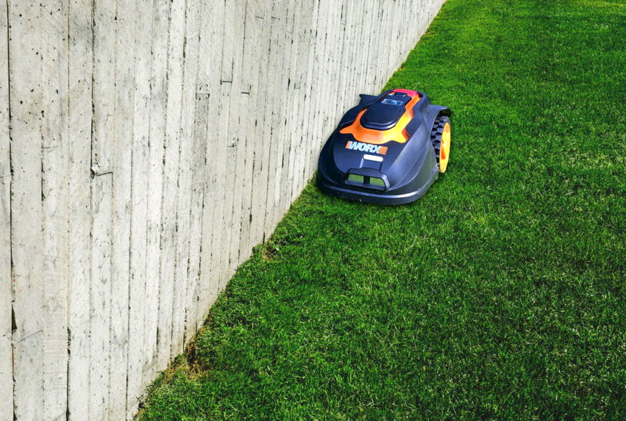 4 Robotic Lawn Mowers that can cut right up to the edge | 2022